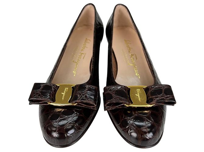 Salvatore Ferragamo VARA Pumps aus Krokodilleder Braun - Ansicht 3