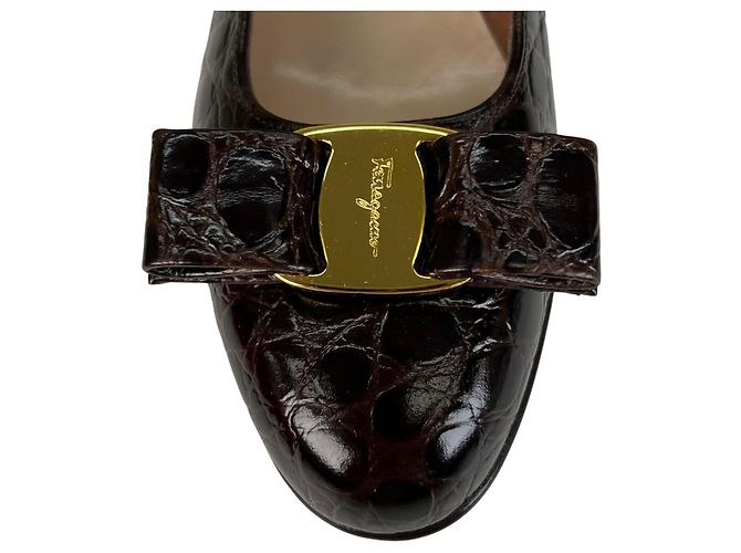 Salvatore Ferragamo VARA Pumps aus Krokodilleder Braun - Ansicht 8
