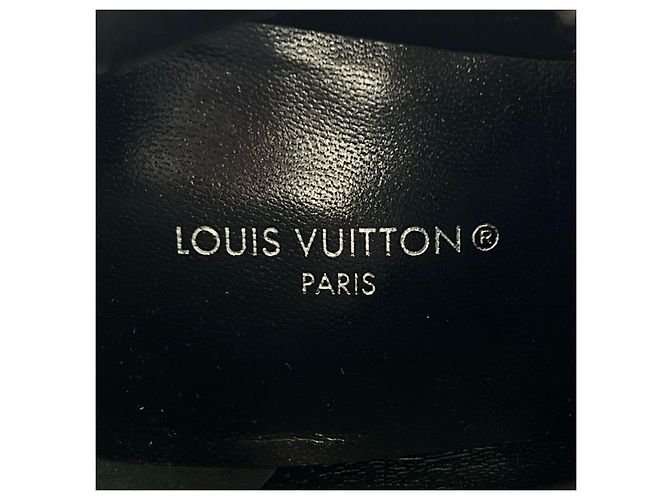 Bottines en cuir daim Louis Vuitton 1A965S Noir - vue 9