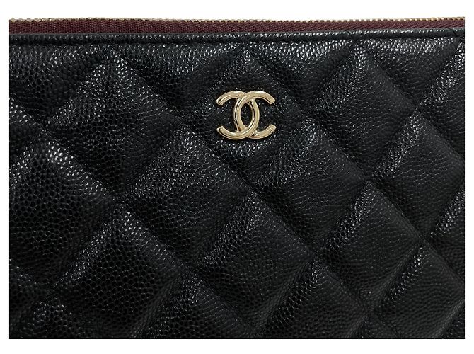 Chanel Borsa a pochette classica grande in pelle caviar nera con logo CC dorato Nero - vista 4