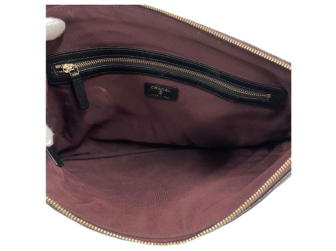 Chanel Borsa a pochette classica grande in pelle caviar nera con logo CC dorato Nero - vista 5