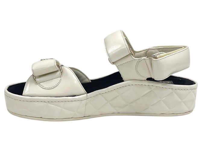 Chanel Sandali ciabatte bianchi con logo CC e velcro Bianco - vista 2