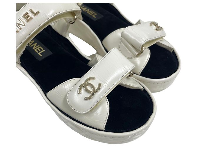 Chanel Sandali ciabatte bianchi con logo CC e velcro Bianco - vista 5
