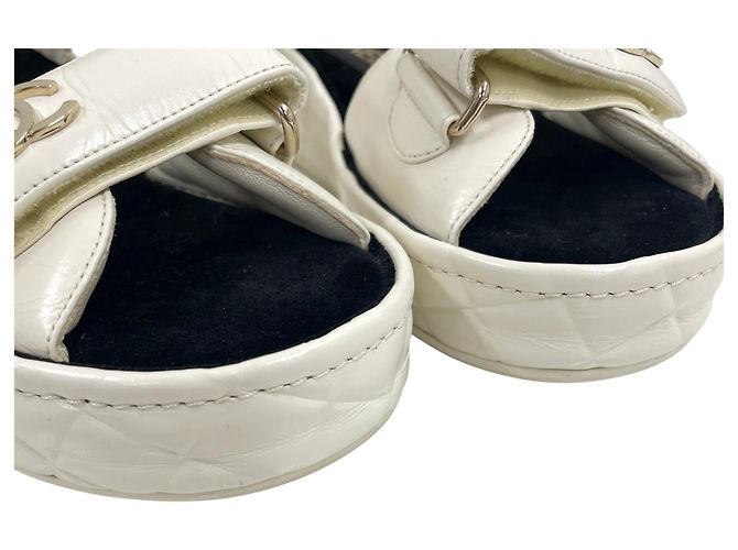 Chanel Sandali ciabatte bianchi con logo CC e velcro Bianco - vista 6
