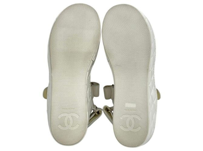 Chanel Sandali ciabatte bianchi con logo CC e velcro Bianco - vista 7