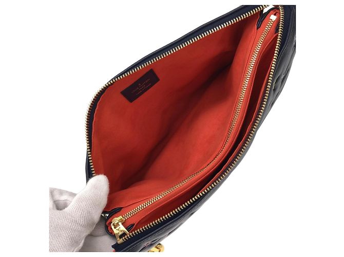 Borsa a tracolla Louis Vuitton Coussin PM M21353 Blu navy - vista 9
