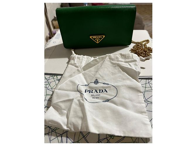 Prada grüne Ledergeldbörse mit Kette - Ansicht 3