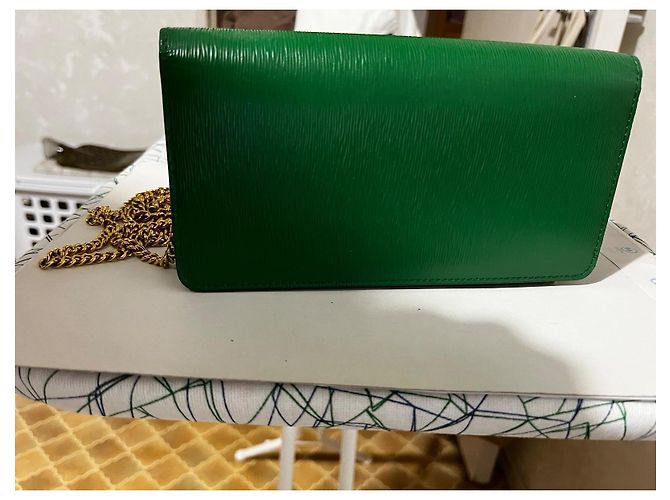 Prada grüne Ledergeldbörse mit Kette - Ansicht 4