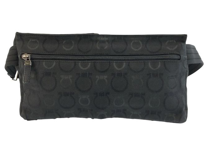 Gancini Salvatore Ferragamo Sling Bag aus schwarzem Canvas - Ansicht 2