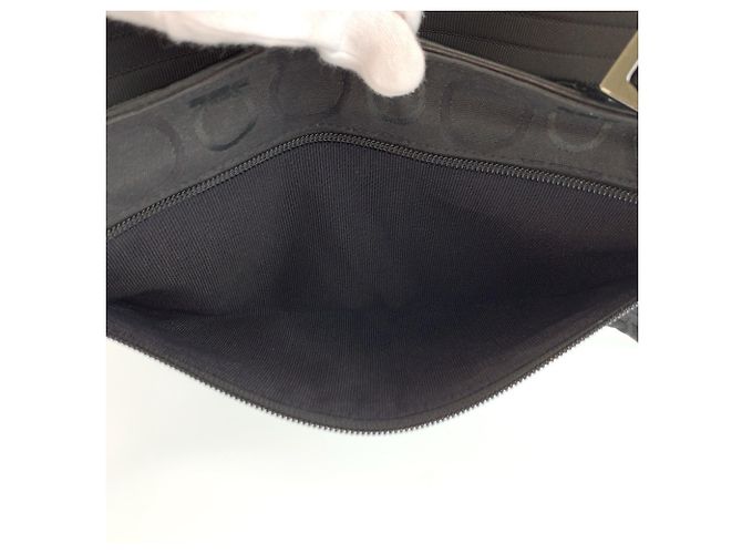 Gancini Salvatore Ferragamo Sling Bag aus schwarzem Canvas - Ansicht 8