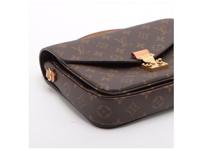 Louis Vuitton Pochette Metis Canvas Flap Crossbody Monogram Marrone - vista 4