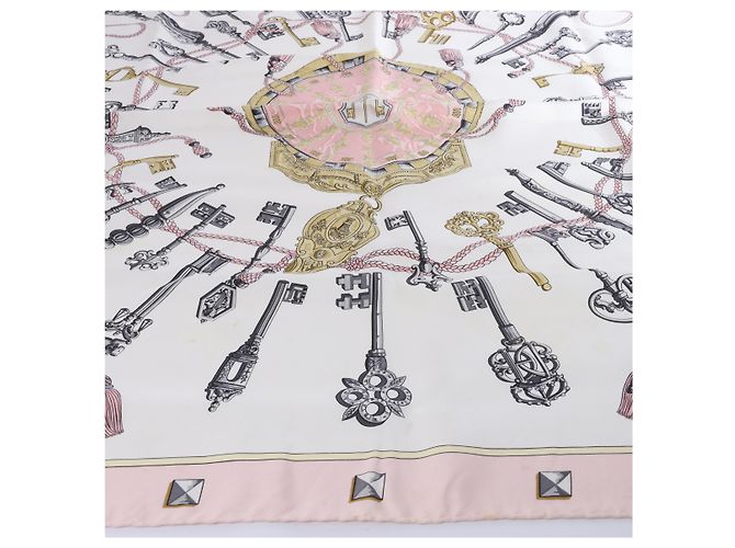 Bufanda de seda Carré 90 "LES CLES" de Hermès en rosa - vista 6