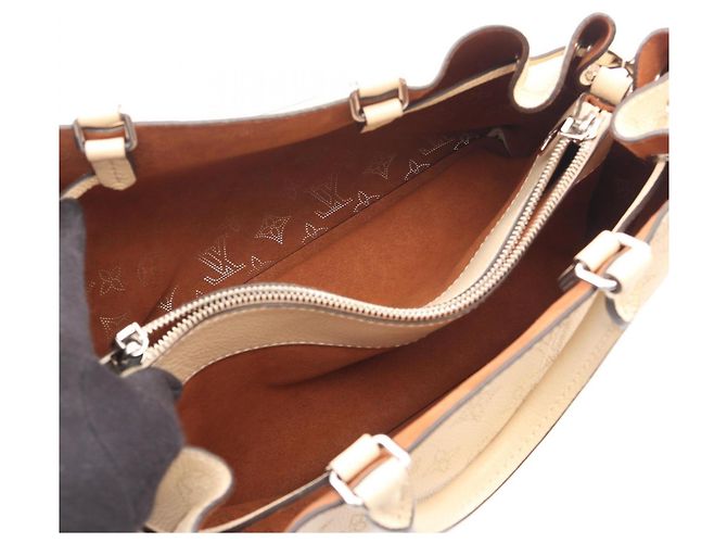 Bolso de mano Louis Vuitton Bella Tote Beige - vista 3