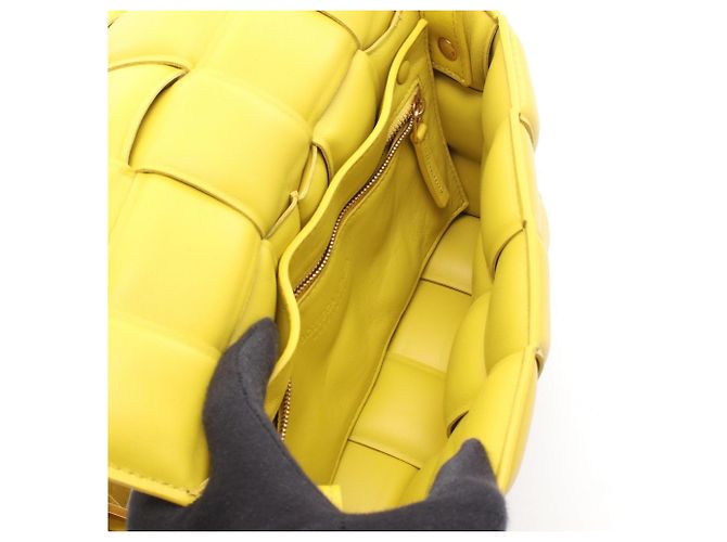 Bottega Veneta Borsa a tracolla Small Padded Cassette Giallo - vista 3