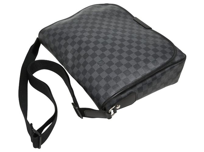 Borsa a tracolla Louis Vuitton Damier Graphite Daniel GM Nero - vista 4