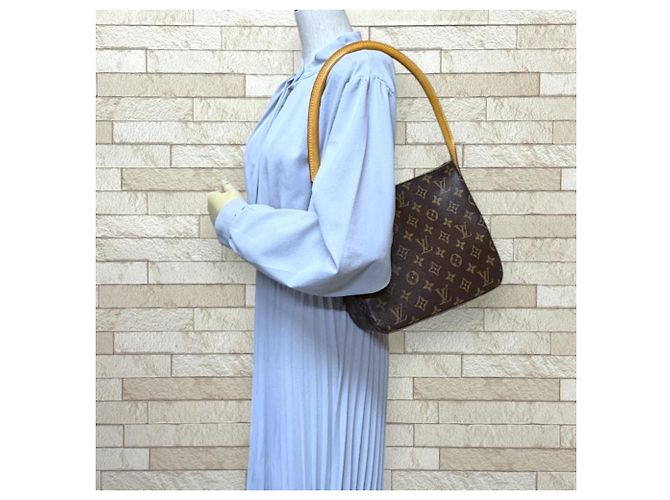 Borsa a tracolla Louis Vuitton Looping MM Monogram Marrone - vista 2