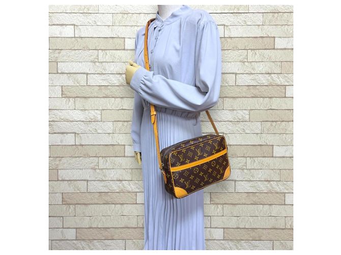 Borsa a tracolla Louis Vuitton Trocadero 27 Monogram Marrone - vista 2