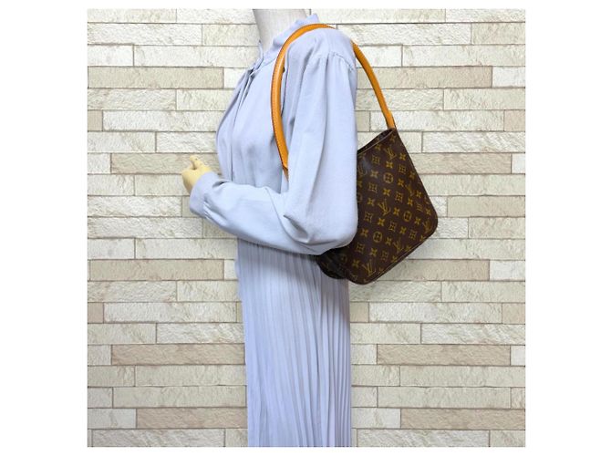 Borsa a tracolla Louis Vuitton Looping MM Monogram Marrone - vista 2