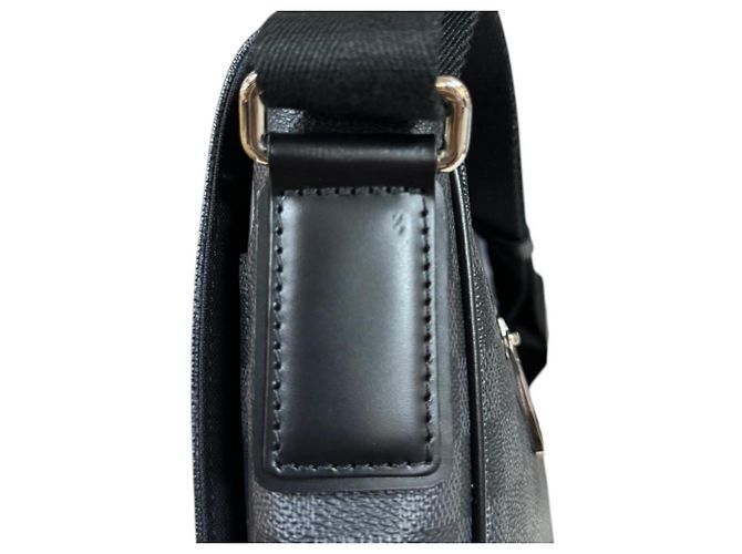 Borsa a tracolla Louis Vuitton District MM Damier Graphite Marrone Nero - vista 12