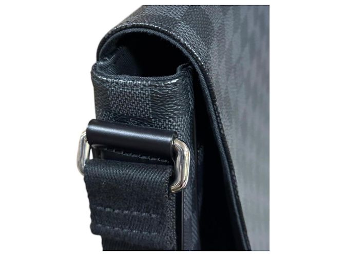 Borsa a tracolla Louis Vuitton District MM Damier Graphite Marrone Nero - vista 13