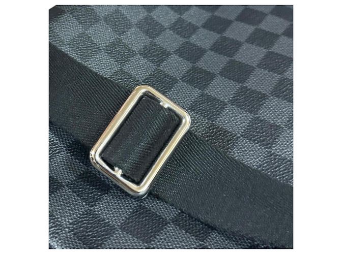 Borsa a tracolla Louis Vuitton District MM Damier Graphite Marrone Nero - vista 15