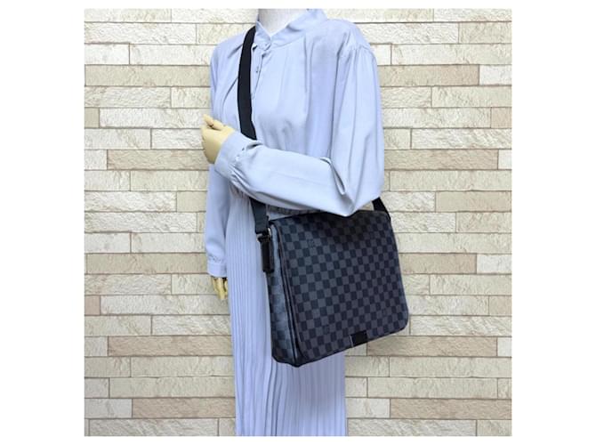 Borsa a tracolla Louis Vuitton District MM Damier Graphite Marrone Nero - vista 2