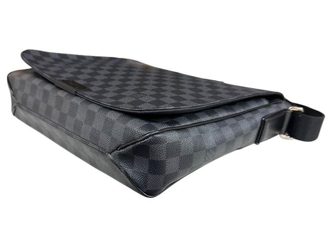 Borsa a tracolla Louis Vuitton District MM Damier Graphite Marrone Nero - vista 5