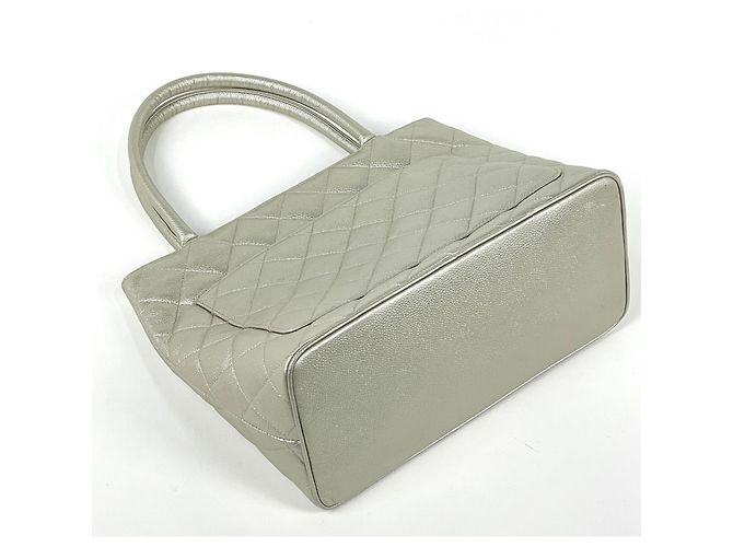 Borsa Tote Chanel Reissue in pelle caviar argento - vista 2