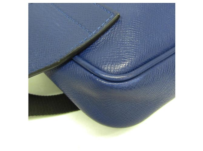 Louis Vuitton Taiga Bumbag Outdoor M33455 Blu - vista 5
