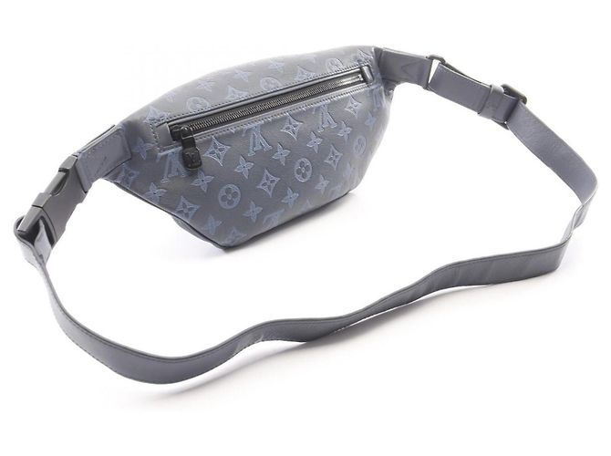 Bumbag Riñonera Louis Vuitton Discovery PM Monogram Shadow Azul marino - vista 2