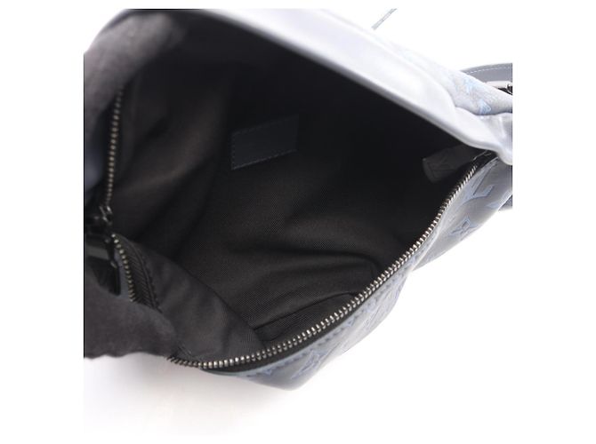 Bumbag Riñonera Louis Vuitton Discovery PM Monogram Shadow Azul marino - vista 3