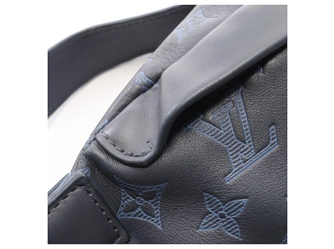 Bumbag Riñonera Louis Vuitton Discovery PM Monogram Shadow Azul marino - vista 5