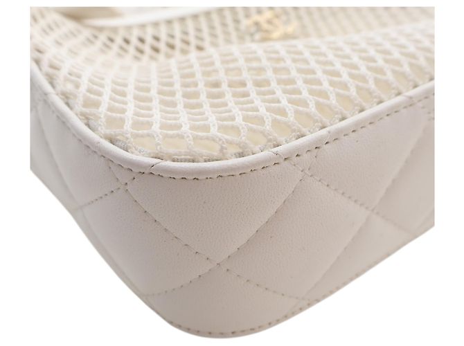 Chanel White CC Clutch aus Mesh und glänzendem Lammleder mit Kette Weiß - Ansicht 10