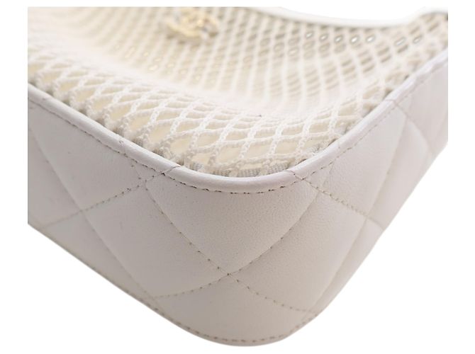 Chanel White CC Clutch aus Mesh und glänzendem Lammleder mit Kette Weiß - Ansicht 11