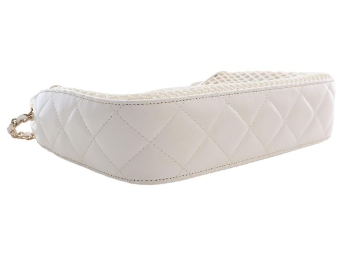 Chanel White CC Clutch aus Mesh und glänzendem Lammleder mit Kette Weiß - Ansicht 12