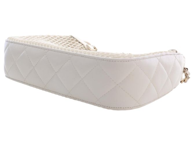 Chanel White CC Clutch aus Mesh und glänzendem Lammleder mit Kette Weiß - Ansicht 13