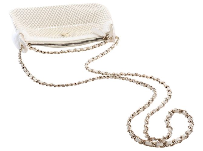 Chanel White CC Clutch aus Mesh und glänzendem Lammleder mit Kette Weiß - Ansicht 14