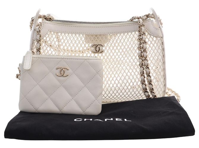 Chanel White CC Clutch aus Mesh und glänzendem Lammleder mit Kette Weiß - Ansicht 15