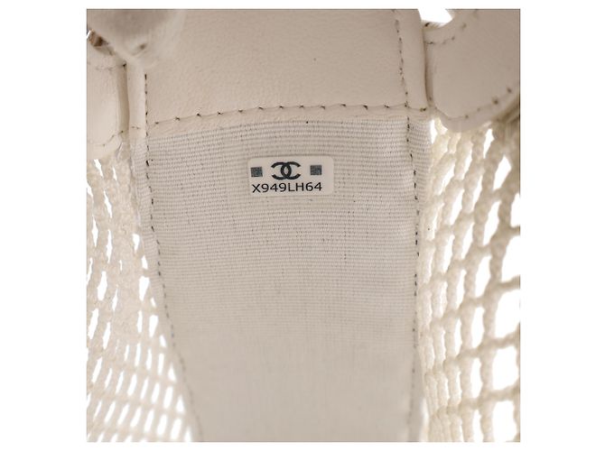 Chanel White CC Clutch aus Mesh und glänzendem Lammleder mit Kette Weiß - Ansicht 6