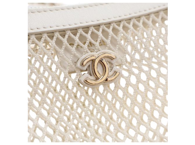 Chanel White CC Clutch aus Mesh und glänzendem Lammleder mit Kette Weiß - Ansicht 7