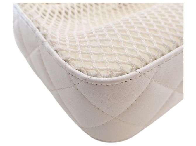 Chanel White CC Clutch aus Mesh und glänzendem Lammleder mit Kette Weiß - Ansicht 8