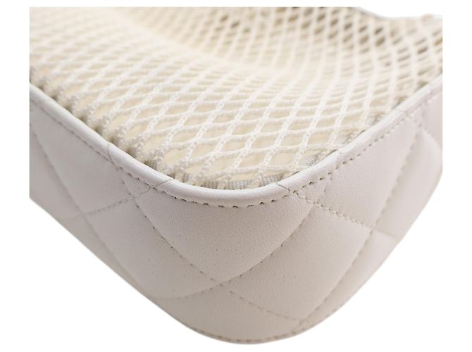 Chanel White CC Clutch aus Mesh und glänzendem Lammleder mit Kette Weiß - Ansicht 9