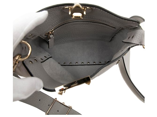 Bolsa de ombro Valentino Gray Mini em couro de bezerro granulado Rockstud com fecho flip lock - vista 4