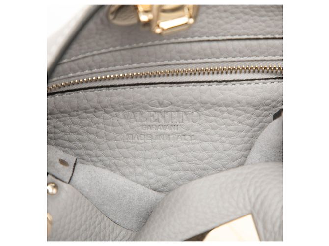 Bolsa de ombro Valentino Gray Mini em couro de bezerro granulado Rockstud com fecho flip lock - vista 5