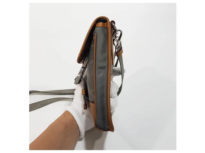 Prada Borsa a tracolla porta cellulare in Re-Nylon Marrone - vista 4