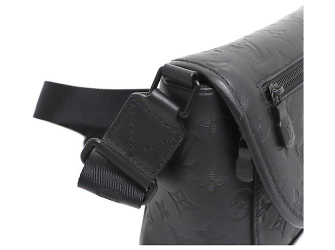 Louis Vuitton Borsa a tracolla Pulse Messenger con stampa a rilievo Monogram Shadow Nero - vista 17