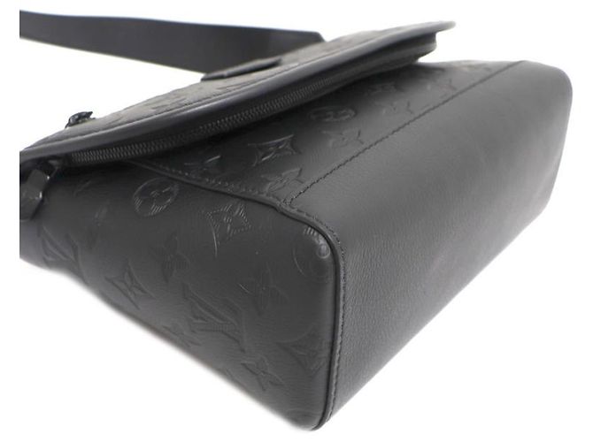 Louis Vuitton Borsa a tracolla Pulse Messenger con stampa a rilievo Monogram Shadow Nero - vista 18