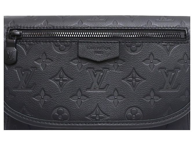 Louis Vuitton Borsa a tracolla Pulse Messenger con stampa a rilievo Monogram Shadow Nero - vista 3