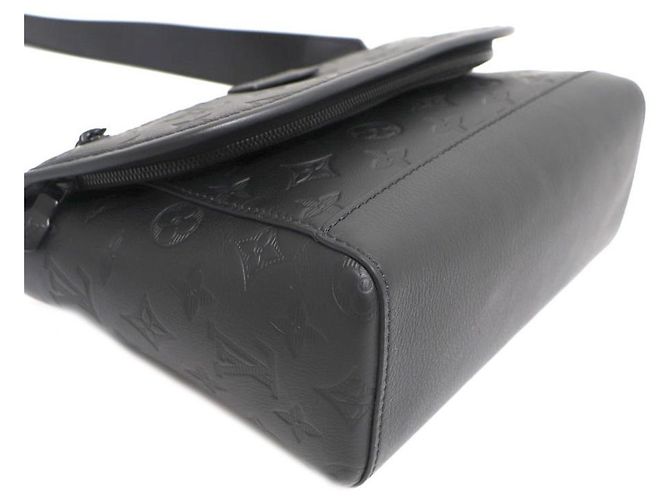 Louis Vuitton Borsa a tracolla Pulse Messenger con stampa a rilievo Monogram Shadow Nero - vista 6