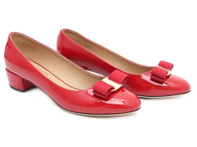 Salvatore Ferragamo Lackschuhe in Rot mit goldener Schleife - Ansicht 10